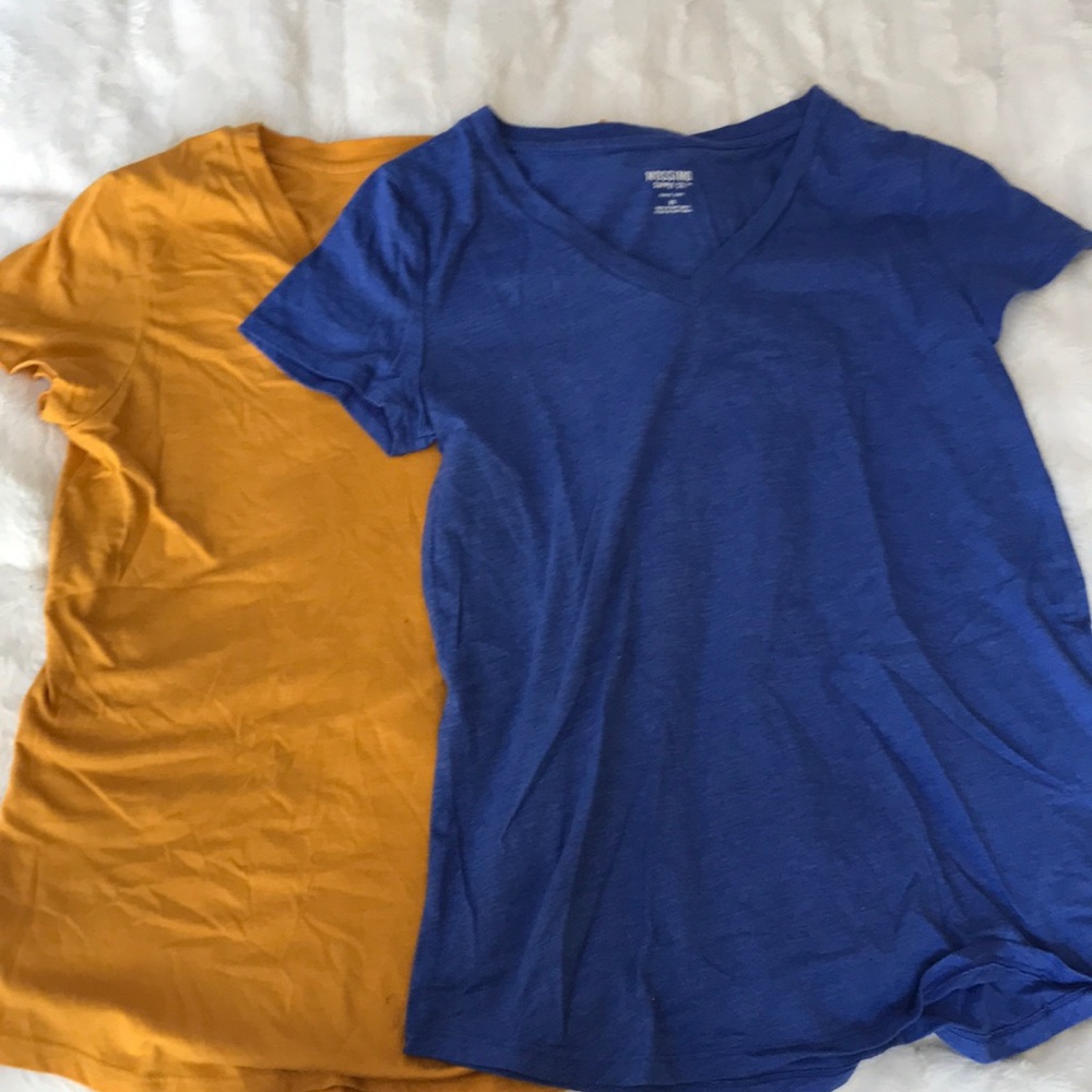 2 v neck short sleeve tees